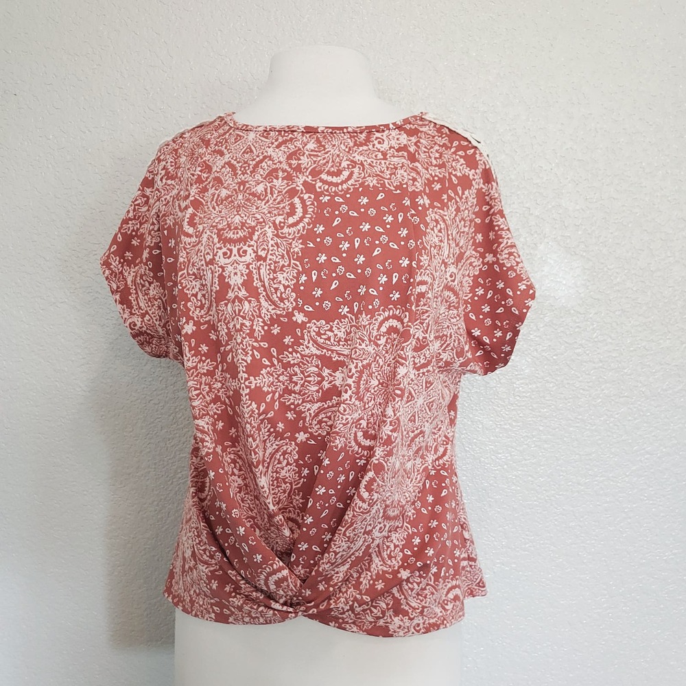 ⭐️5/$20 Cure Red Paisley Blouse Size L
